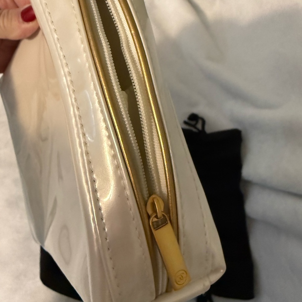 CHANEL Parfums Shimmering White Cosmetic Bag - Picture 5 of 6